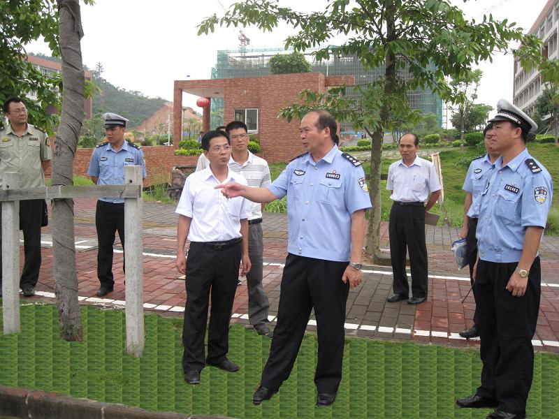 刘大明副局长在广东理工职业学院中山校区校门口现场调研